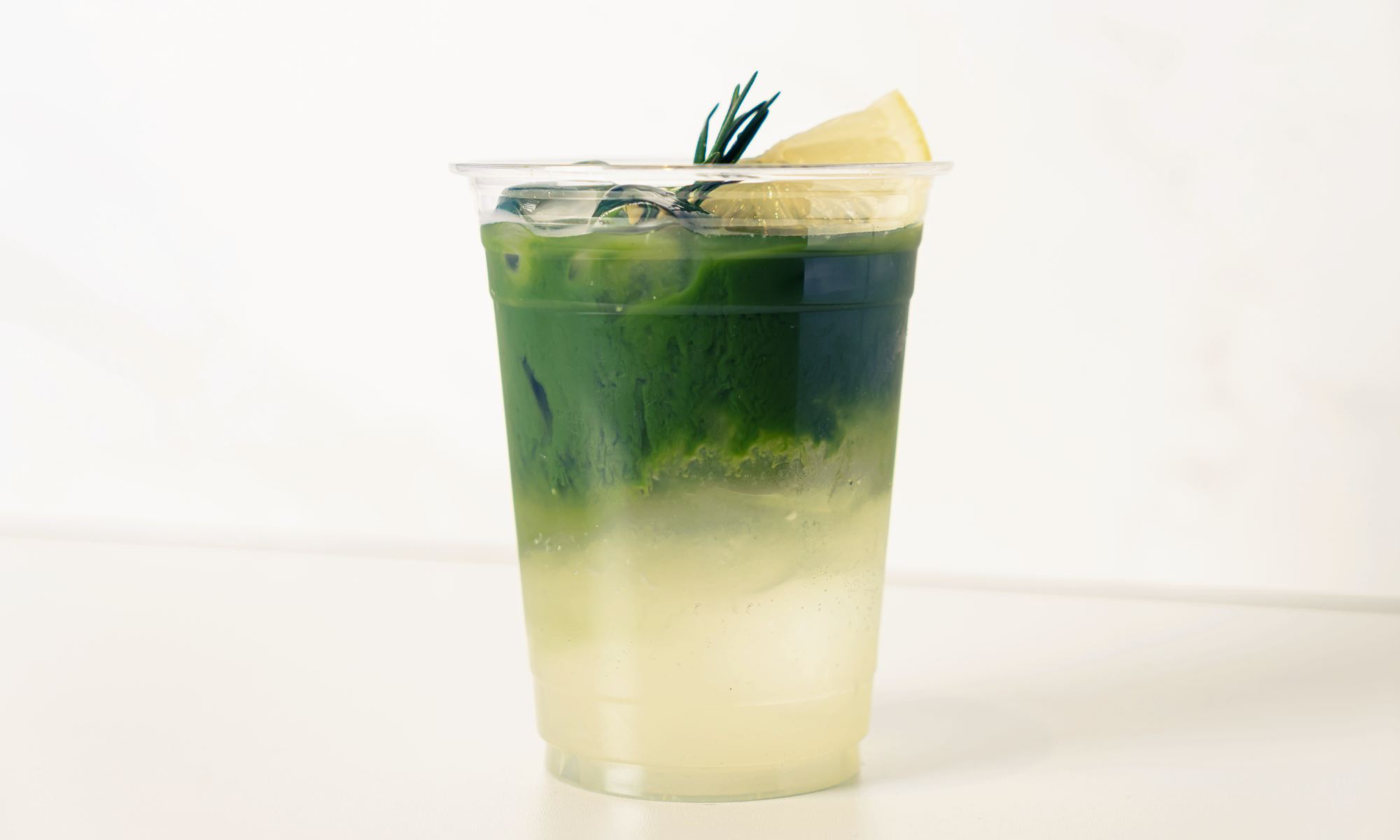 תה מאצ'ה עם מי קוקוס ופרוסת לימון