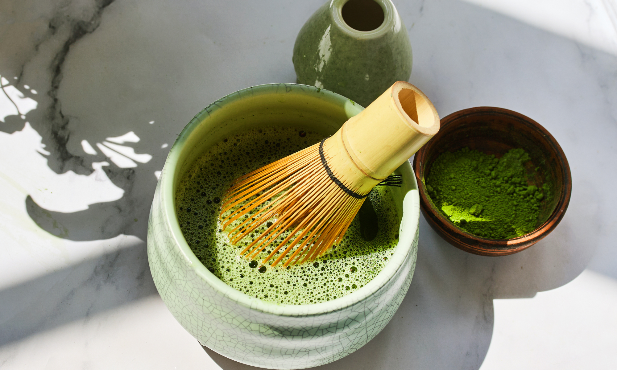 מערב במבוק בתוך קערה יפנית עם תה  מאצ'ה איכותי