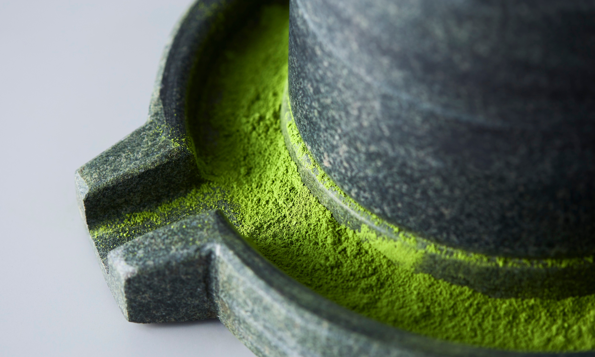 מטחנת אבן מסורית מכינה אבקת מאצ'ה איכותית