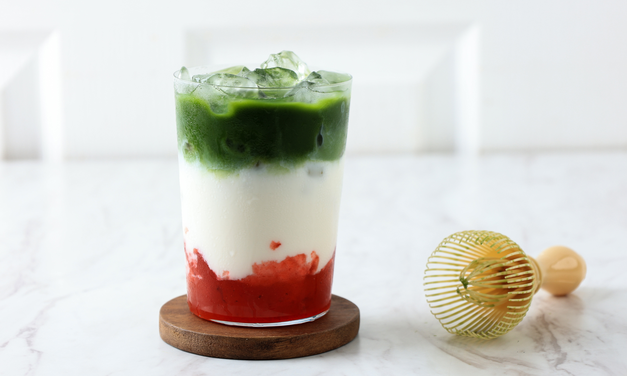 כוס עם מאצ'ה איכותית, חלב וריבת תות