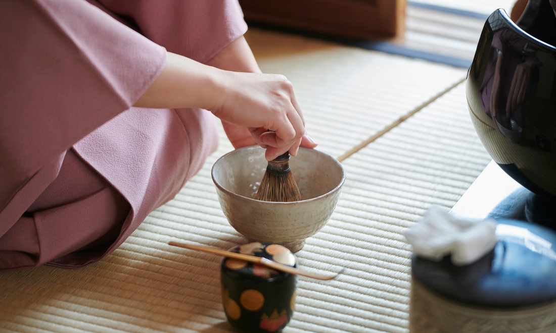 בחורה מכינה מאצ'ה טקסית בקערה