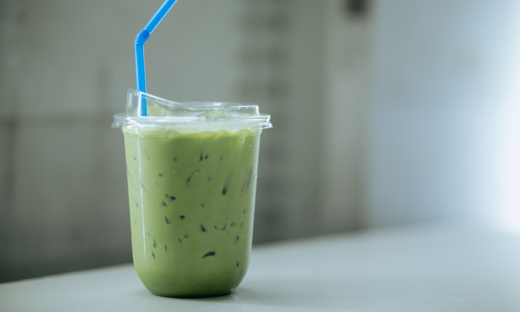 מאצ'ה לאטה איכותי בכוס חד פעמית עם קש