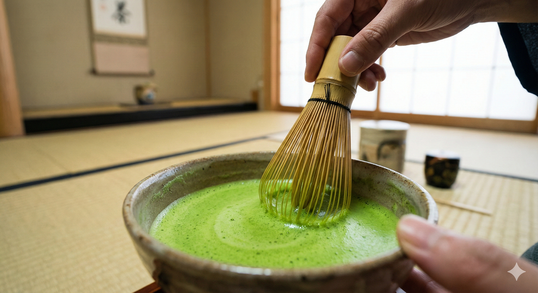 הקצפת מאצ'ה איכותית בקערת קרמיקה מסורתית בעזרת מטרפת במבוק (Chasen) ליצירת קצף סמיך.