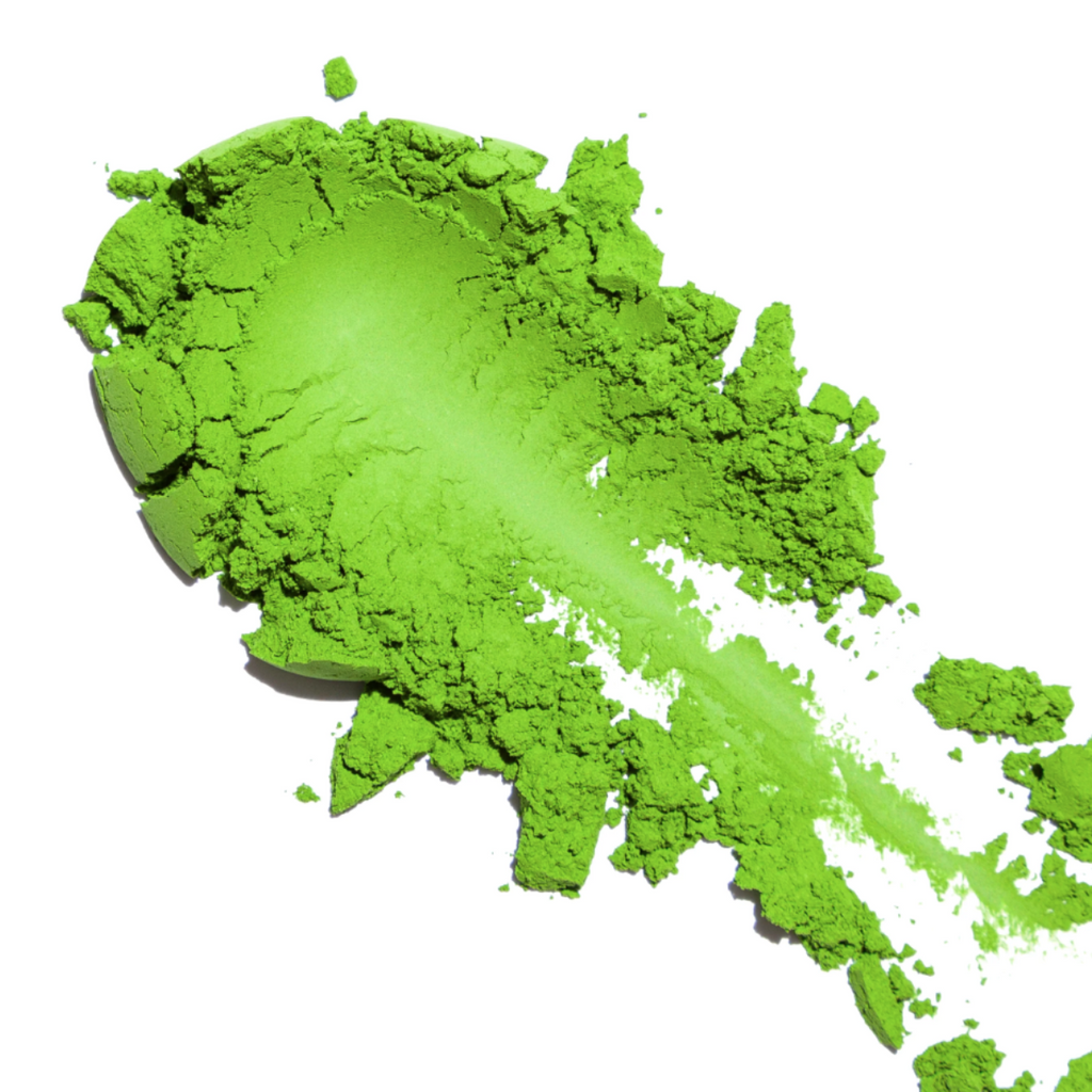 אבקת מאצ'ה איכותית מרוחה על רקע לבן